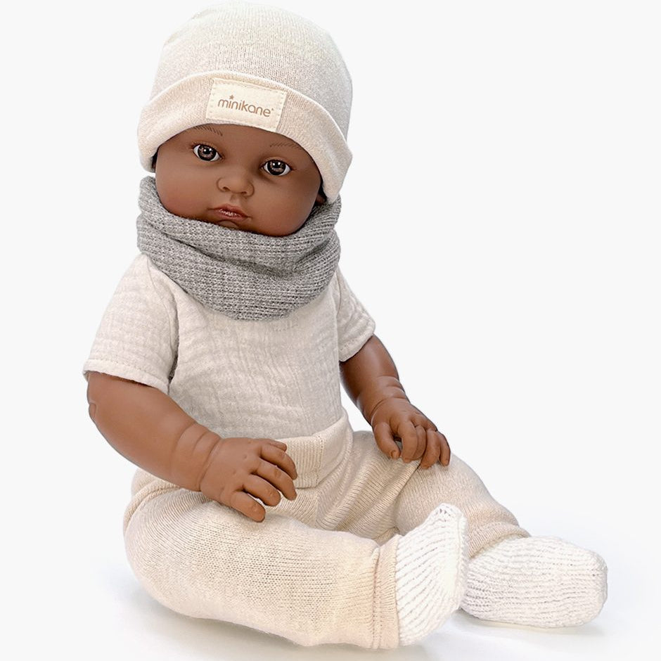 Bambinis Puppe Augustin, 47 cm mit Sommeroutfit & Winteraccessoires