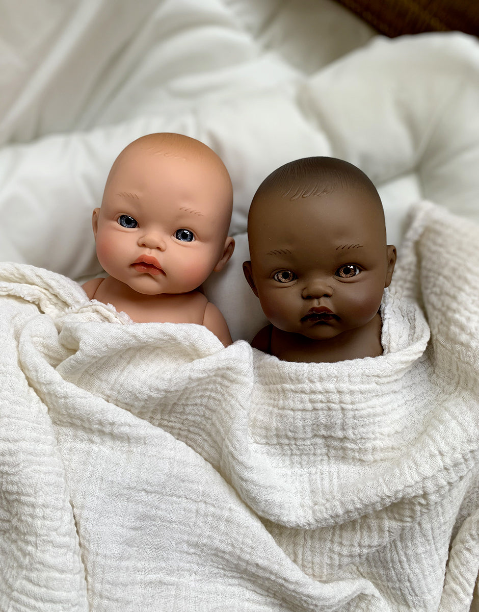 Cuties Puppe Basile, 36 cm mit Noa-Strampler und Mütze