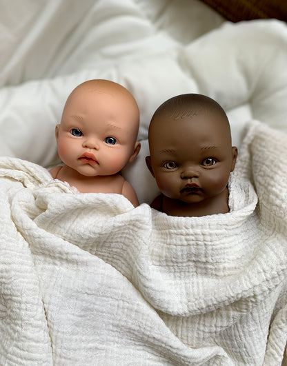 Cuties Puppe Basile, 36 cm mit Noa-Strampler und Mütze